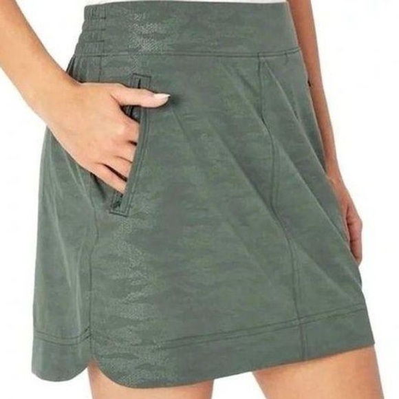 Orvis Pants - Orvis Green Camo Skort Size L